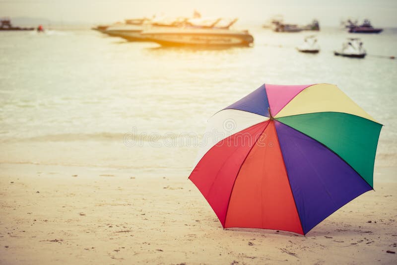 De paraplu van de regenboogkleur op strand Mede vakantie en Vergeten Voorwerp stock afbeeldingen De paraplu van de regenboogkleur op strand Mede vakantie en Vergeten Voorwerp stock afbeeldingen