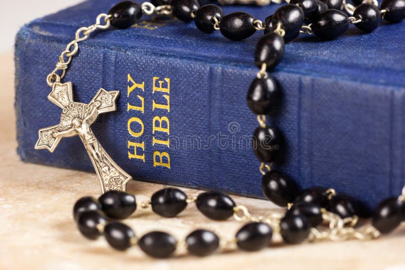 De parels, het kruis en de Bijbel van de rozentuin