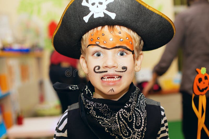 De partij van Halloween Een kleine jongen in een piraatkostuum en een make-up o royalty-vrije stock foto De partij van Halloween Een kleine jongen in een piraatkostuum en een make-up o royalty-vrije stock foto