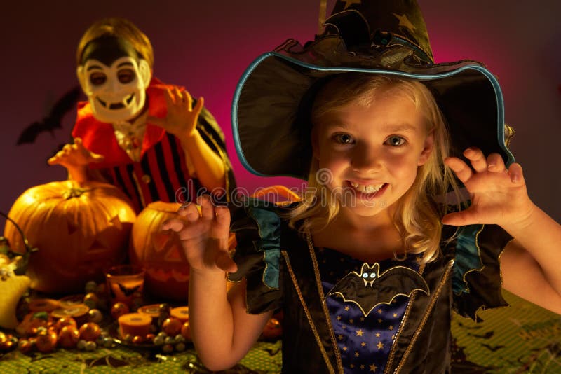 De partij van Halloween met kinderen die kostuums dragen stock afbeelding De partij van Halloween met kinderen die kostuums dragen stock afbeelding