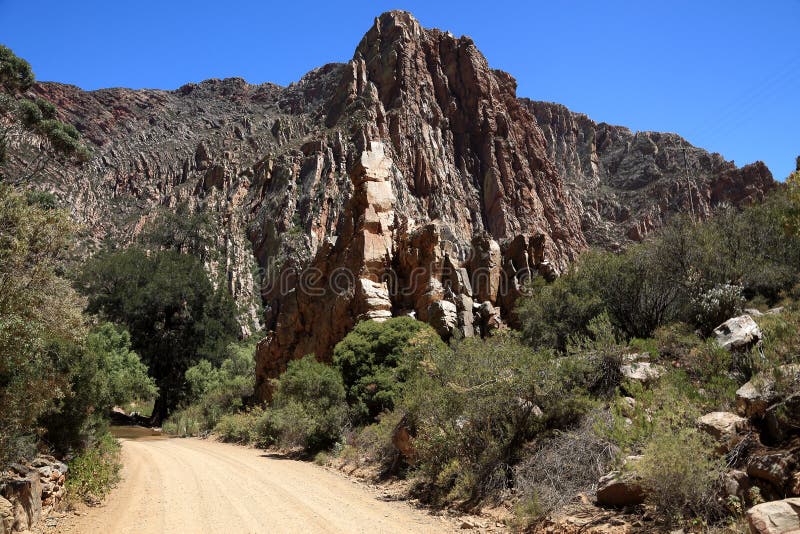 De pas van de Swartbergberg met rotsachtige rand dichtbij Prins Albert, Zuid-Afrika stock foto's De pas van de Swartbergberg met rotsachtige rand dichtbij Prins Albert, Zuid-Afrika stock foto's