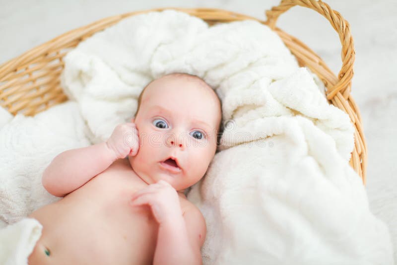 Portret Van Naakte Baby In Witte Dop Stock Foto 