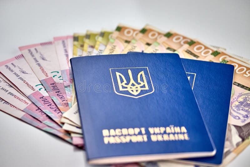 de paspoorten met nationale valutapapiergeld sluiten omhoog mening van contant geld royalty-vrije stock afbeeldingen de paspoorten met nationale valutapapiergeld sluiten omhoog mening van contant geld royalty-vrije stock afbeeldingen