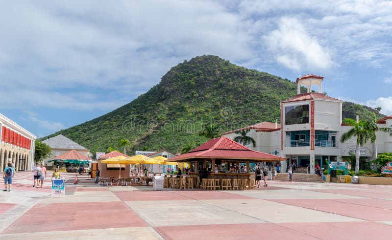 De passagiers binnen de Philipsburg-Terminal van de Cruisehaven in Sint Maarten met met vrijstelling van rechten winkelt en ander royalty-vrije stock foto De passagiers binnen de Philipsburg-Terminal van de Cruisehaven in Sint Maarten met met vrijstelling van rechten winkelt en ander royalty-vrije stock foto