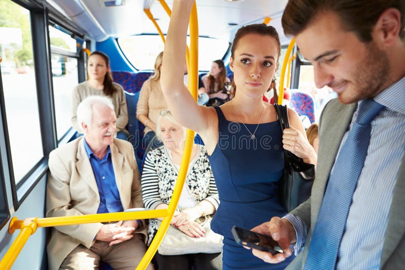 De passagiers die zich op Bezige Forens bevinden vervoeren per bus