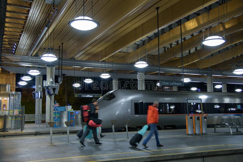 De passagiers lopen in de trein van de tpostad van de luchthaven van Oslo aan centraal o stock afbeeldingen De passagiers lopen in de trein van de tpostad van de luchthaven van Oslo aan centraal o stock afbeeldingen