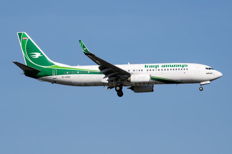 De passagiersvliegtuig die van Iraqi Airways Boeing 737-800 yi-ASU bij de Luchthaven van Istanboel landen Ataturk stock foto De passagiersvliegtuig die van Iraqi Airways Boeing 737-800 yi-ASU bij de Luchthaven van Istanboel landen Ataturk stock foto