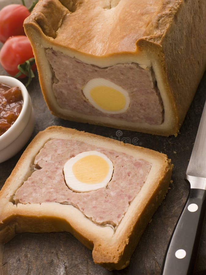 De Pastei van het Feest van het varkensvlees en van het Ei met het Chutney van de Tomaat royalty-vrije stock foto's De Pastei van het Feest van het varkensvlees en van het Ei met het Chutney van de Tomaat royalty-vrije stock foto's