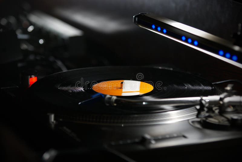 De patroon van de de draaischijvennaald van DJ op zwart vinylverslag met muziek Sluit omhoog, concentreer me op draaischijf en au stock fotografie De patroon van de de draaischijvennaald van DJ op zwart vinylverslag met muziek Sluit omhoog, concentreer me op draaischijf en au stock fotografie