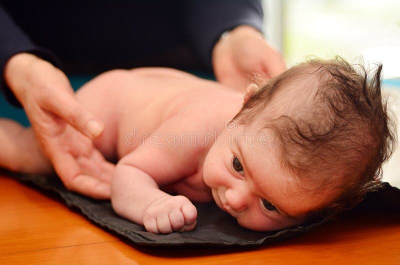 De pediaterverpleegster controleert zuigelingsbaby stock afbeeldingen De pediaterverpleegster controleert zuigelingsbaby stock afbeeldingen