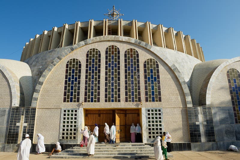 De pelgrims bezoeken de nieuwe Kathedraal van Onze Dame Mary van Zion in Axum, Ethiopië stock fotografie De pelgrims bezoeken de nieuwe Kathedraal van Onze Dame Mary van Zion in Axum, Ethiopië stock fotografie