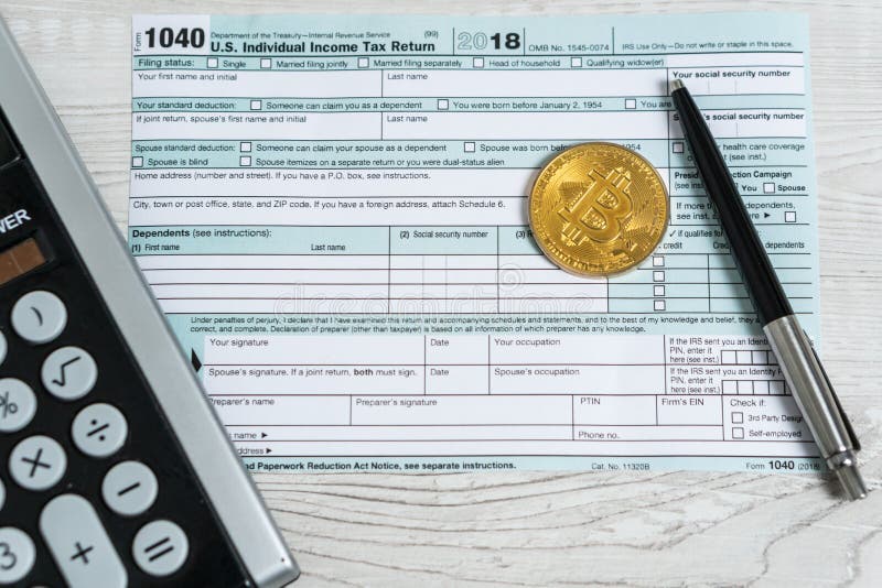 De pen, bitcoins en calculator op belastingsvorm 1040 U S Individuele inkomensbelastingaangifte De tijd om belastingen te betalen stock foto's De pen, bitcoins en calculator op belastingsvorm 1040 U S Individuele inkomensbelastingaangifte De tijd om belastingen te betalen stock foto's