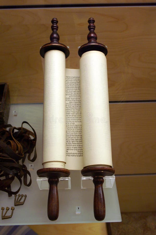 De pergamentTorah snirklarna royaltyfri bild De pergamentTorah snirklarna royaltyfri bild