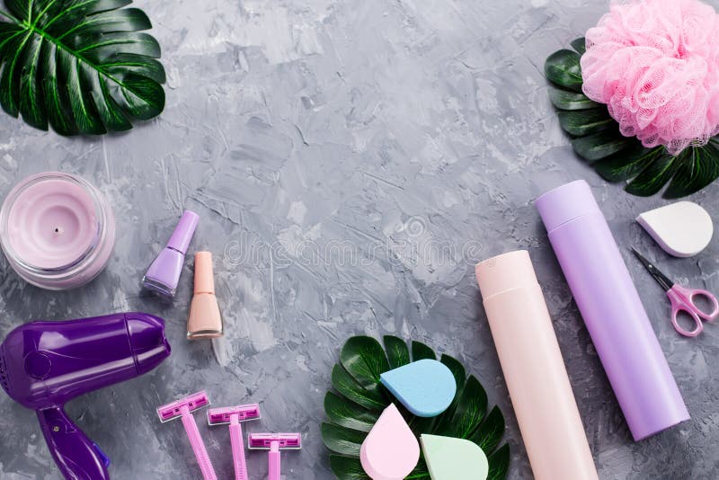 De persoonlijke verzorgingproducten, de lingerie en de schoonheidsmiddelenvlakte lagen De behandelingsconcept van de vrouwenschoo stock afbeelding De persoonlijke verzorgingproducten, de lingerie en de schoonheidsmiddelenvlakte lagen De behandelingsconcept van de vrouwenschoo stock afbeelding