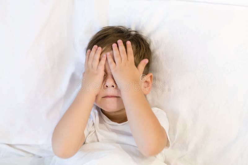De peuter ligt in bed klaar aan slaap Aziatische jongen 3 jaar die naar slaap thuis gaan Slaperige Ogen stock fotografie De peuter ligt in bed klaar aan slaap Aziatische jongen 3 jaar die naar slaap thuis gaan Slaperige Ogen stock fotografie