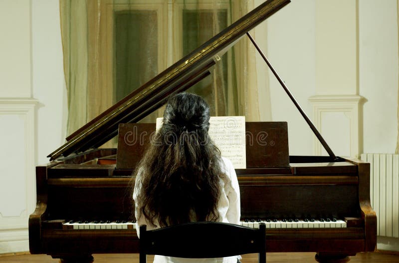 De Pianist van het overleg bij de Piano royalty-vrije stock afbeelding De Pianist van het overleg bij de Piano royalty-vrije stock afbeelding