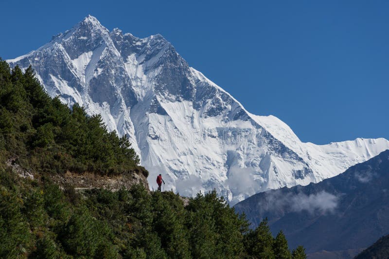 De piek van de Lhotseberg achter trekker in Everest-gebied, Himalayagebergte royalty-vrije stock fotografie De piek van de Lhotseberg achter trekker in Everest-gebied, Himalayagebergte royalty-vrije stock fotografie