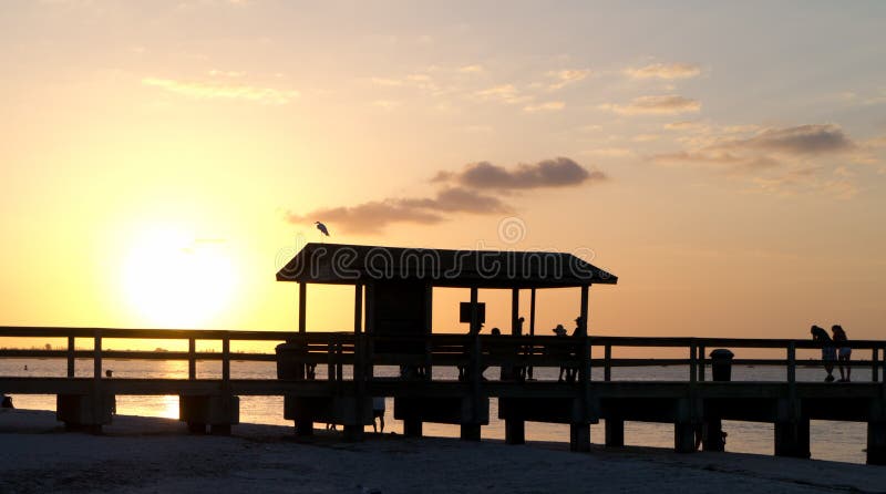 De Pijler van de Visserij van het Eiland van Sanibel bij Zonsondergang stock fotografie De Pijler van de Visserij van het Eiland van Sanibel bij Zonsondergang stock fotografie