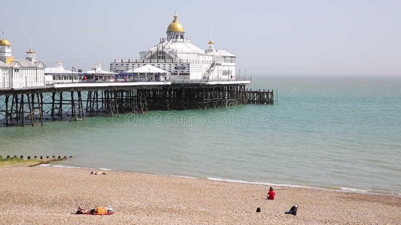 De pijler van Eastbourne met strand en golven