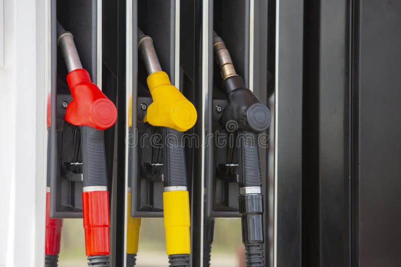 De pijpen van de close-upbrandstof op benzine en diesel De pomp van het benzinestation Mensen bijtankende benzine met brandstof i royalty-vrije stock foto's De pijpen van de close-upbrandstof op benzine en diesel De pomp van het benzinestation Mensen bijtankende benzine met brandstof i royalty-vrije stock foto's