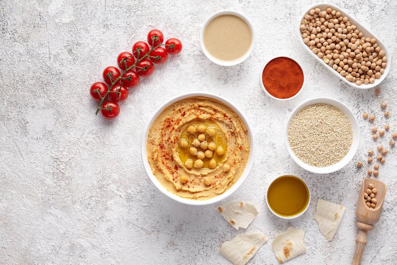De plaat van hummusvlakte legt met ingridients, eiwitvoedsel van de gezonde voeding het natuurlijke vegetarische snack royalty-vrije stock afbeeldingen De plaat van hummusvlakte legt met ingridients, eiwitvoedsel van de gezonde voeding het natuurlijke vegetarische snack royalty-vrije stock afbeeldingen