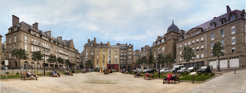De Plaats Des Frères Lamennais bij de Ommuurde Stad in Saint Malo royalty-vrije stock foto's De Plaats Des Frères Lamennais bij de Ommuurde Stad in Saint Malo royalty-vrije stock foto's