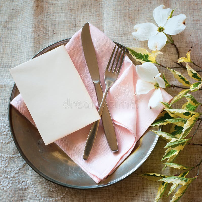 De Plaats die van de de lentelijst met kornoelje plaatsen bloeit, lichtrose servet, tafelzilver en een verticale lege kaart voor royalty-vrije stock foto De Plaats die van de de lentelijst met kornoelje plaatsen bloeit, lichtrose servet, tafelzilver en een verticale lege kaart voor royalty-vrije stock foto