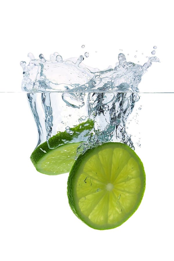 De plakken die van de kalk in het water vallen stock afbeelding De plakken die van de kalk in het water vallen stock afbeelding
