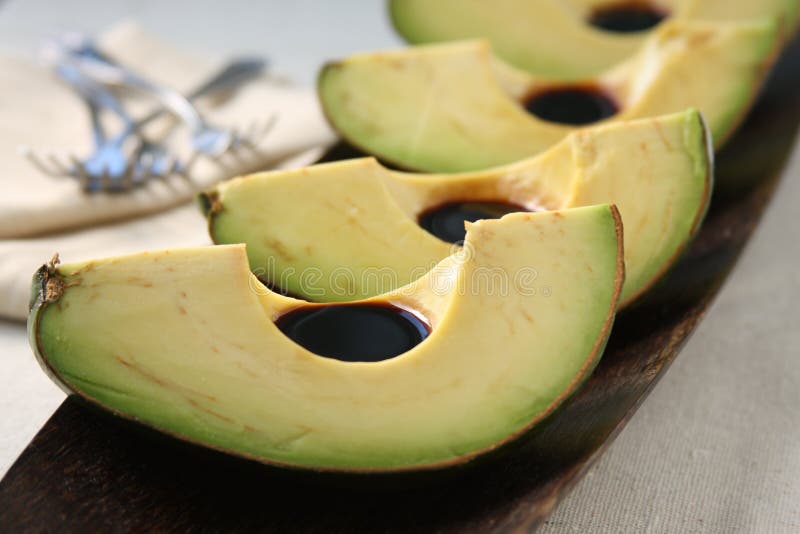 De Plakken van de avocado met Balsemiek royalty-vrije stock afbeeldingen De Plakken van de avocado met Balsemiek royalty-vrije stock afbeeldingen