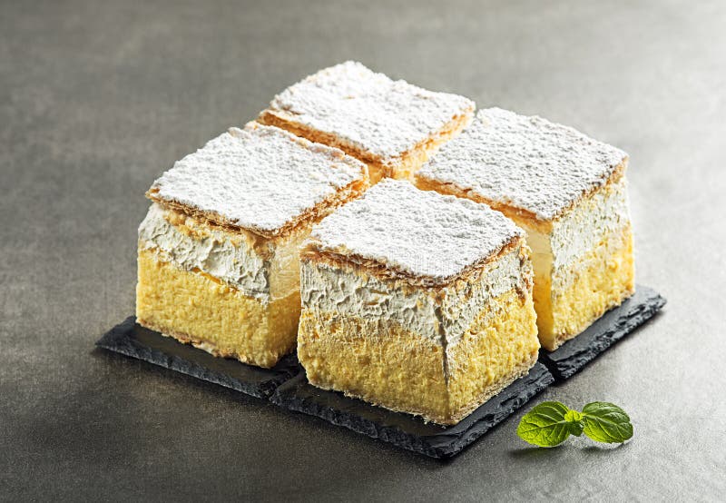 De plakken van de roomcake royalty-vrije stock afbeeldingen De plakken van de roomcake royalty-vrije stock afbeeldingen
