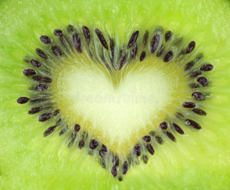 De plaktextuur van het kiwifruit met hartvorm. royalty-vrije stock afbeeldingen De plaktextuur van het kiwifruit met hartvorm. royalty-vrije stock afbeeldingen