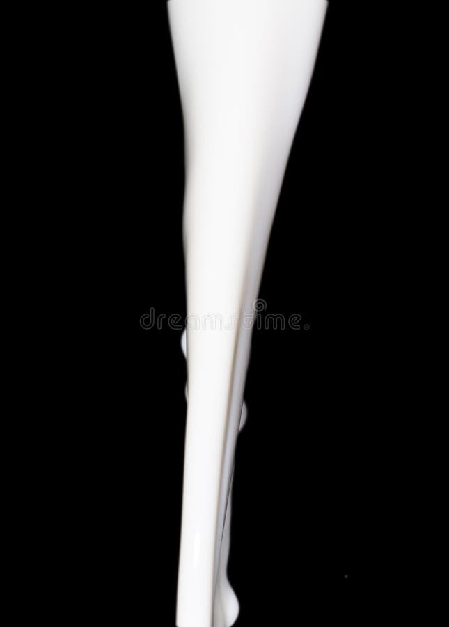 De plons van de melk op zwarte achtergrond stock fotografie