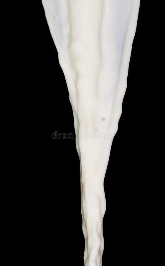 De plons van de melk op zwarte achtergrond royalty-vrije stock afbeeldingen