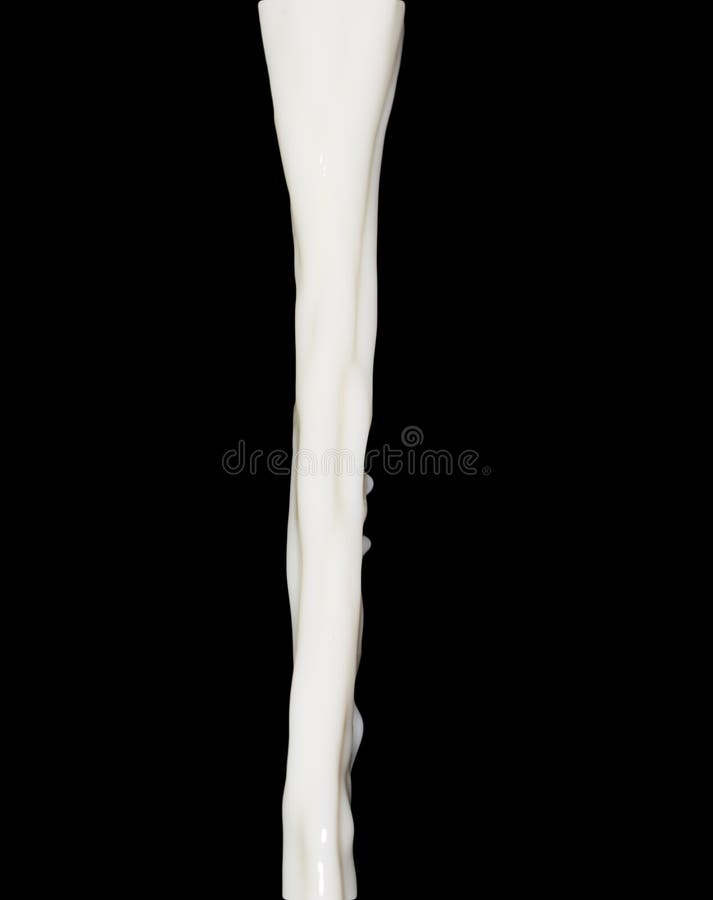 De plons van de melk op zwarte achtergrond royalty-vrije stock afbeelding