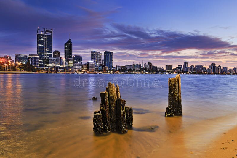 De polencbd zonsopgang van het Rivierbed van PERTH stock foto De polencbd zonsopgang van het Rivierbed van PERTH stock foto