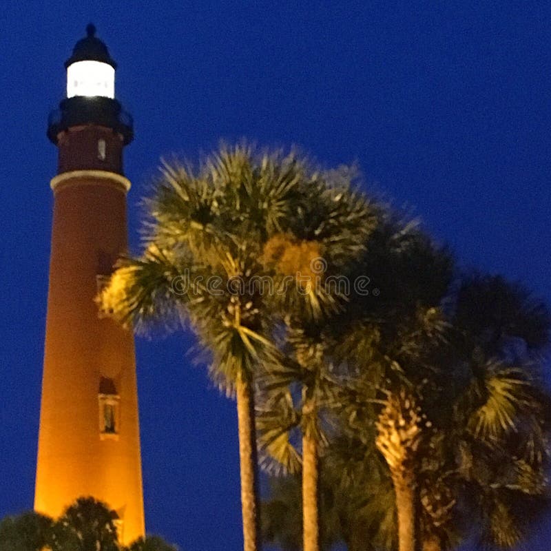 De Ponce-Inhamvuurtoren gloeit op de Atlantische Kust van Florida stock foto De Ponce-Inhamvuurtoren gloeit op de Atlantische Kust van Florida stock foto