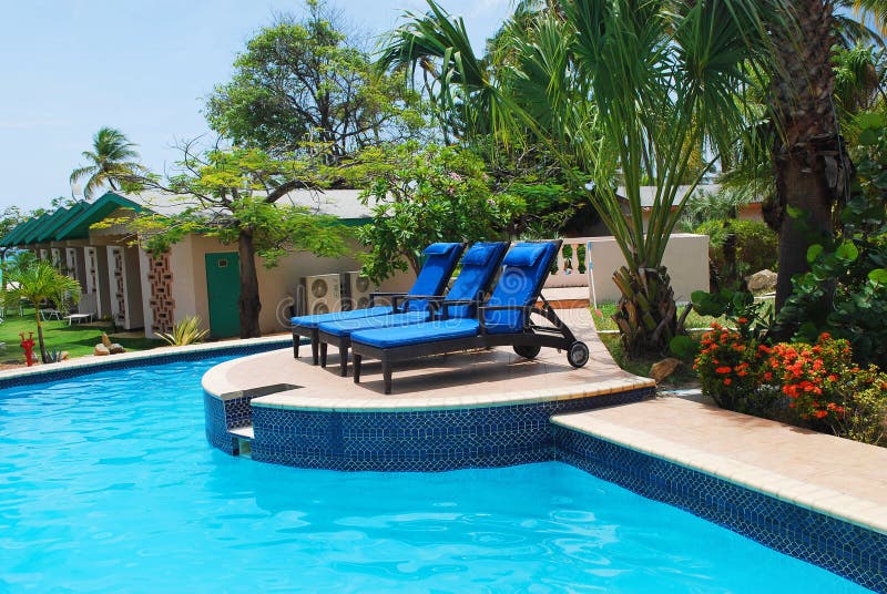 De Pool en het hotel van de Toevlucht van de luxe tuinieren in Aruba. stock foto De Pool en het hotel van de Toevlucht van de luxe tuinieren in Aruba. stock foto