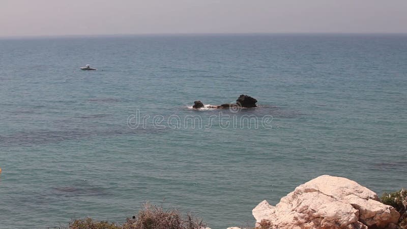 De pool van Aphrodite, de rotsachtige blauwe hemel van strand hoge klippen en overzees, Overzeese kust met rotsen, niemand stock video De pool van Aphrodite, de rotsachtige blauwe hemel van strand hoge klippen en overzees, Overzeese kust met rotsen, niemand stock video