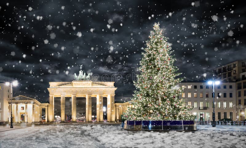 De Poort van Brandenburg in Berlijn, met Kerstboom en sneeuw
