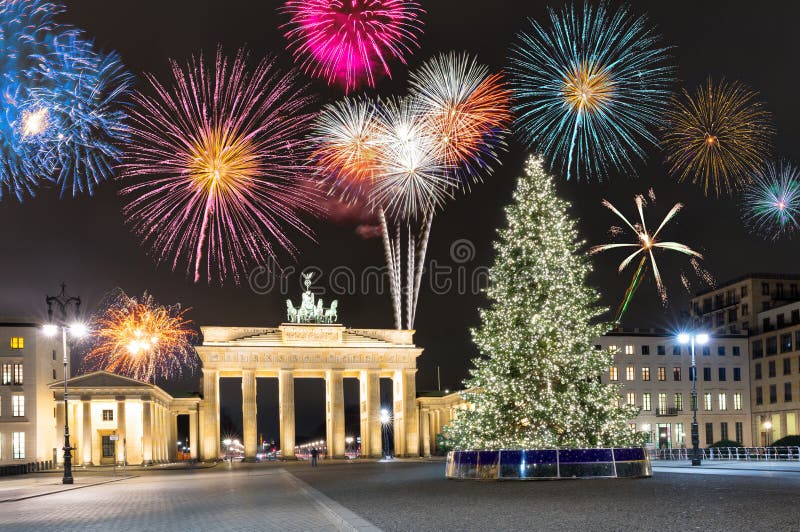 De Poort van Brandenburg in Berlijn, met vuurwerk en Kerstboom