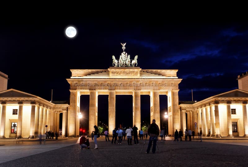 De POORT van BRANDENBURG bij nacht in Berlijn