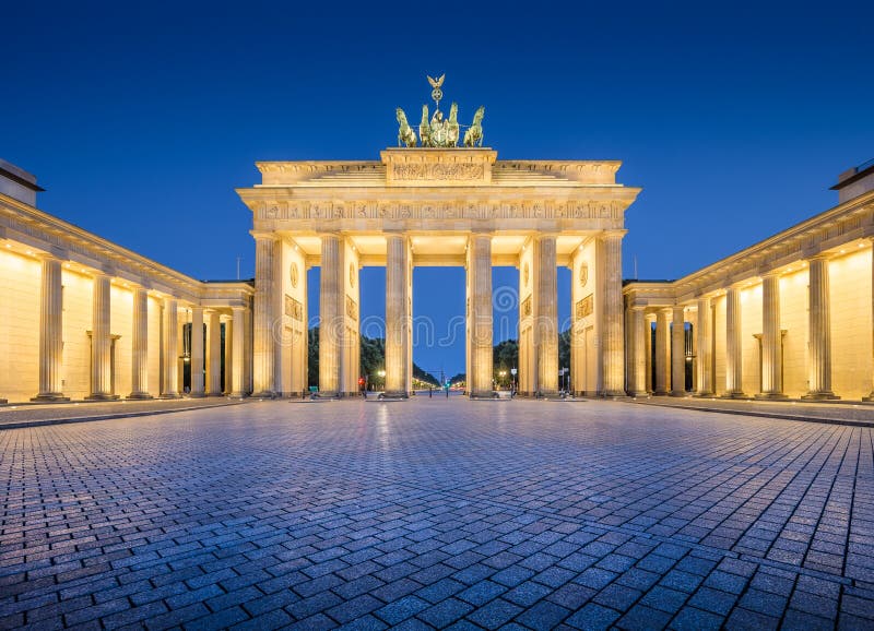 De Poort van Brandenburg in schemering bij dageraad, Berlijn, Duitsland