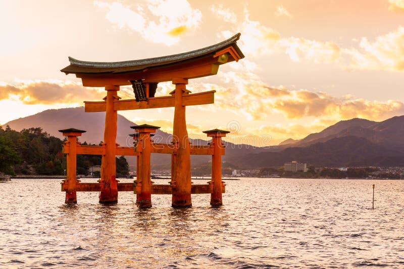 De poort van Miyajimatorii, Japan stock afbeeldingen De poort van Miyajimatorii, Japan stock afbeeldingen