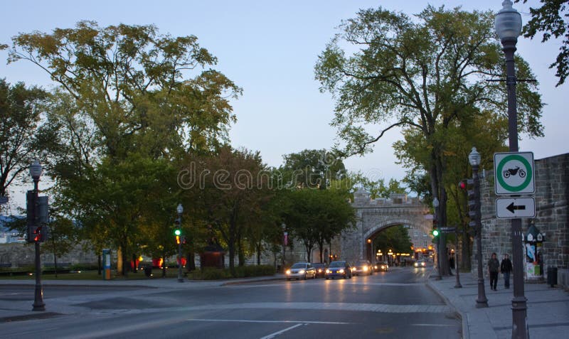 De poort van Portedauphine van Stad de van de binnenstad van Quebec bij vroege avond stock fotografie De poort van Portedauphine van Stad de van de binnenstad van Quebec bij vroege avond stock fotografie