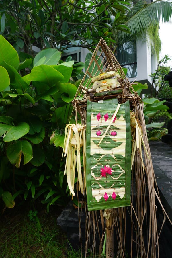 De poortingang van de decoratie Balinese tempel met installaties in Bali Indonesië stock fotografie De poortingang van de decoratie Balinese tempel met installaties in Bali Indonesië stock fotografie