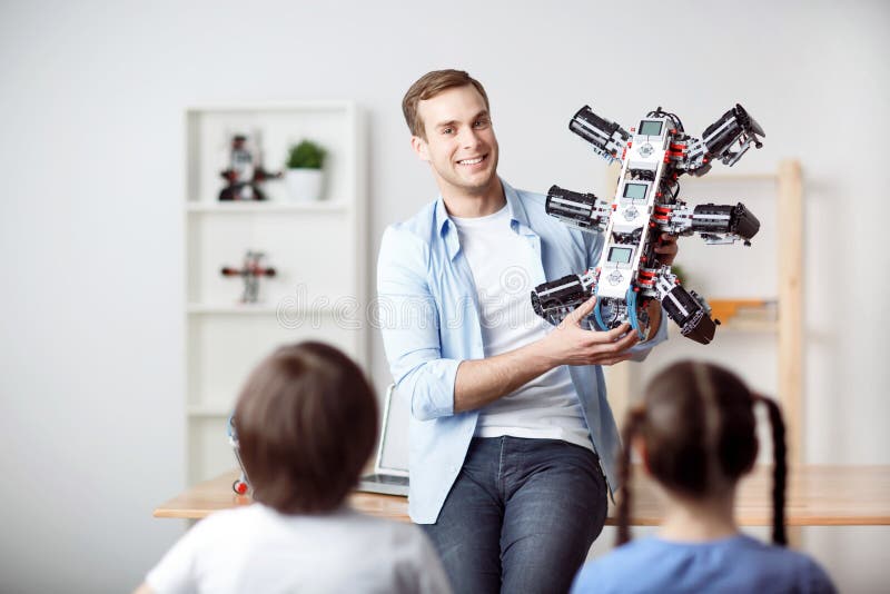 De positieve robot van de vaderholding stock foto De positieve robot van de vaderholding stock foto