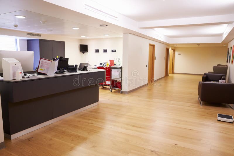 De Post van de lege Verpleegster in het Moderne Ziekenhuis stock afbeelding De Post van de lege Verpleegster in het Moderne Ziekenhuis stock afbeelding