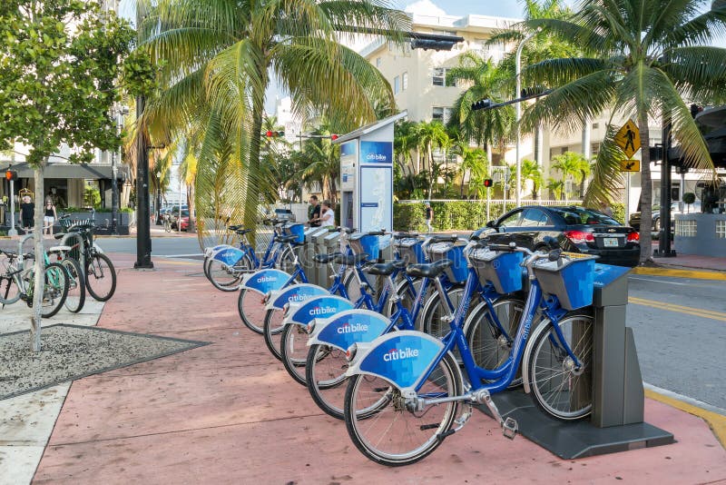 De post van de stadsfiets in het Strand van Miami, Florida stock afbeelding De post van de stadsfiets in het Strand van Miami, Florida stock afbeelding
