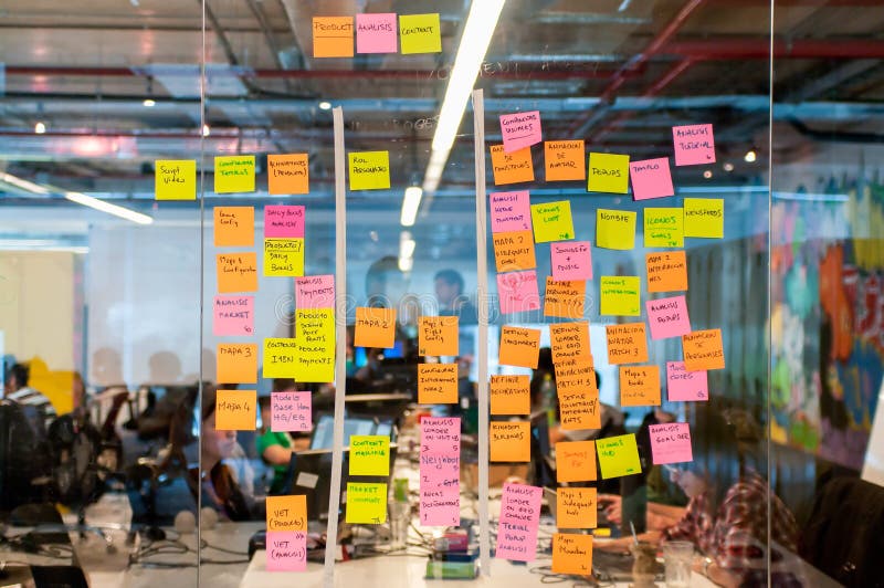 De post-it van de uitwisselings van ideeënraad De post-it van de uitwisselings van ideeënraad