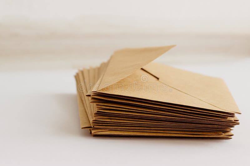 De postenveloppen van kraftpapier op een witte achtergrond royalty-vrije stock afbeeldingen De postenveloppen van kraftpapier op een witte achtergrond royalty-vrije stock afbeeldingen